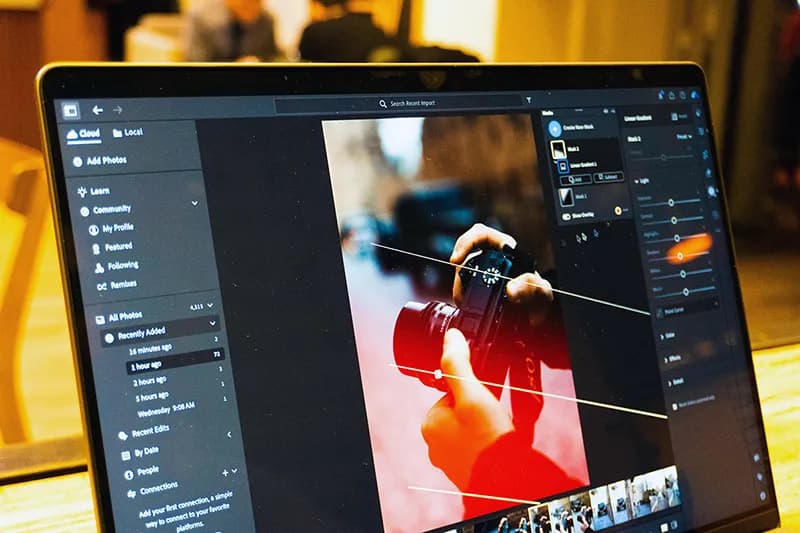 Écran d'ordinateur affichant un logiciel de retouche photo complexe
