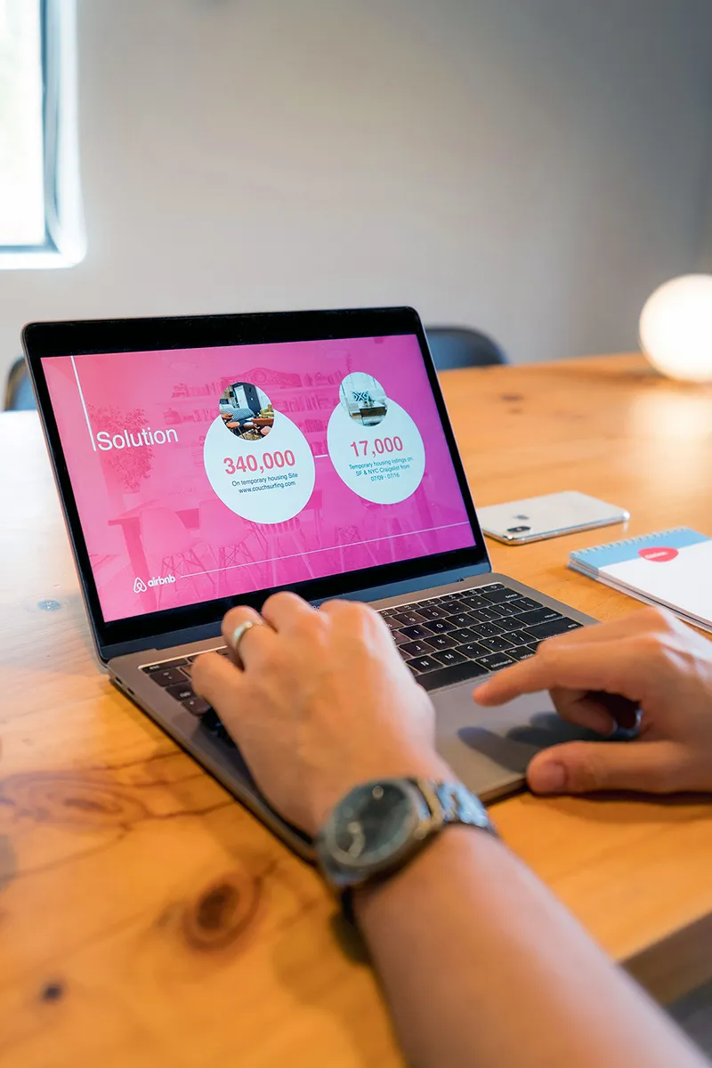 Fondateurs SaaS / Startups : le guide du "Build in Public" (Construire en public) au format carrousel
