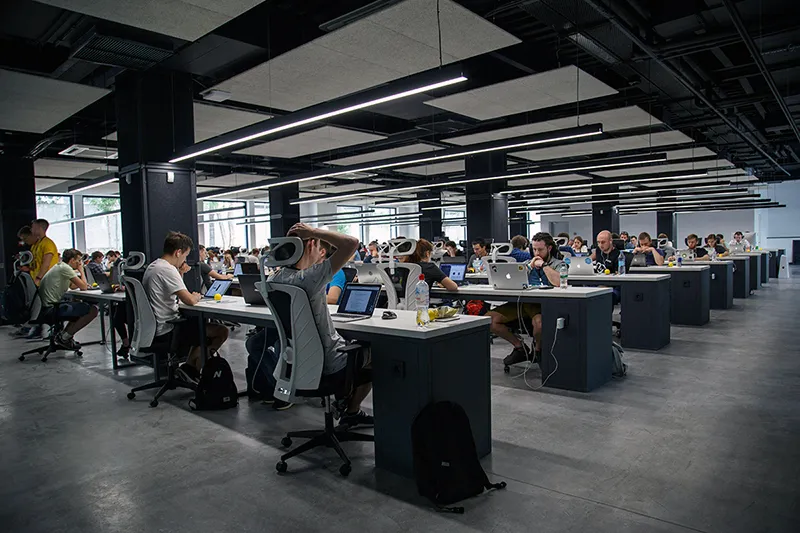 Le coût du "Context Switching" : pourquoi alterner entre la rédaction et le design détruit votre productivité