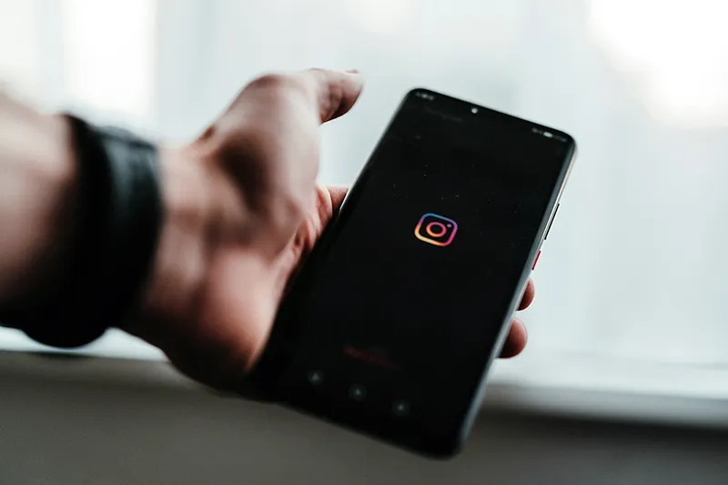 "Dark Social" : pourquoi Google Analytics ne voit pas les clients qui viennent de vos carrousels (et comment les mesurer)